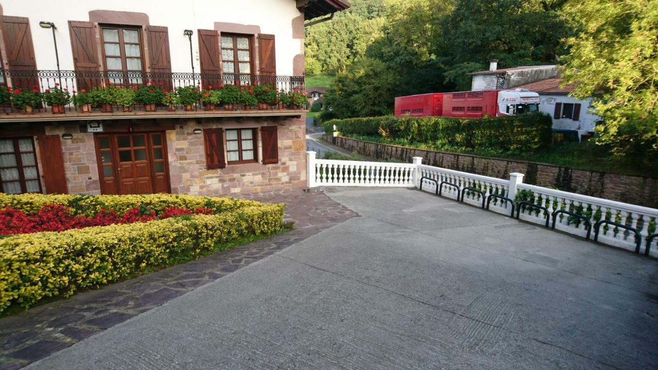 Bizentenea Zugarramurdi Bagian luar foto